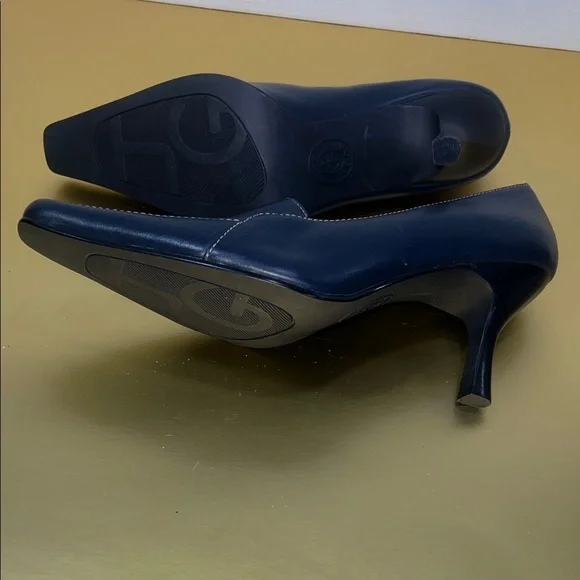 Classic Navy Women's Heels - Picture 6 of 6